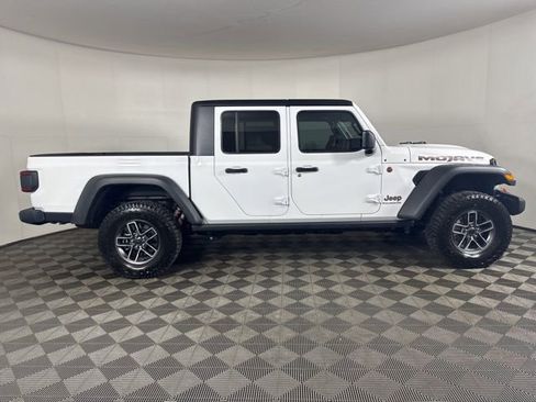 Used 2025 Jeep Gladiator Mojave w/ Convenience Group AWD/4WD image 2