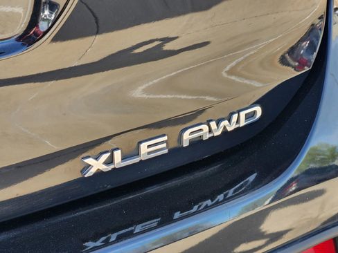 Used 2020 Toyota Highlander XLE image 14