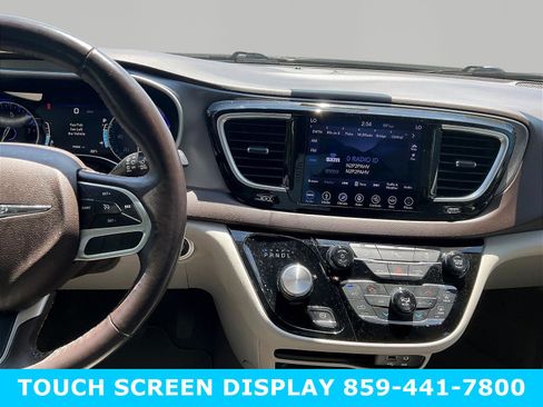Used 2019 Chrysler Pacifica Touring-L Plus FWD image 9