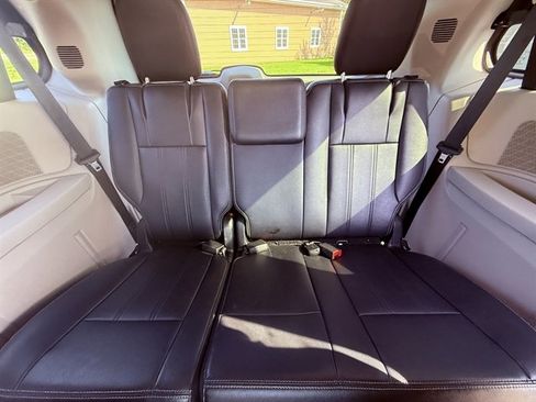 Used 2015 Chrysler Town & Country Touring image 38