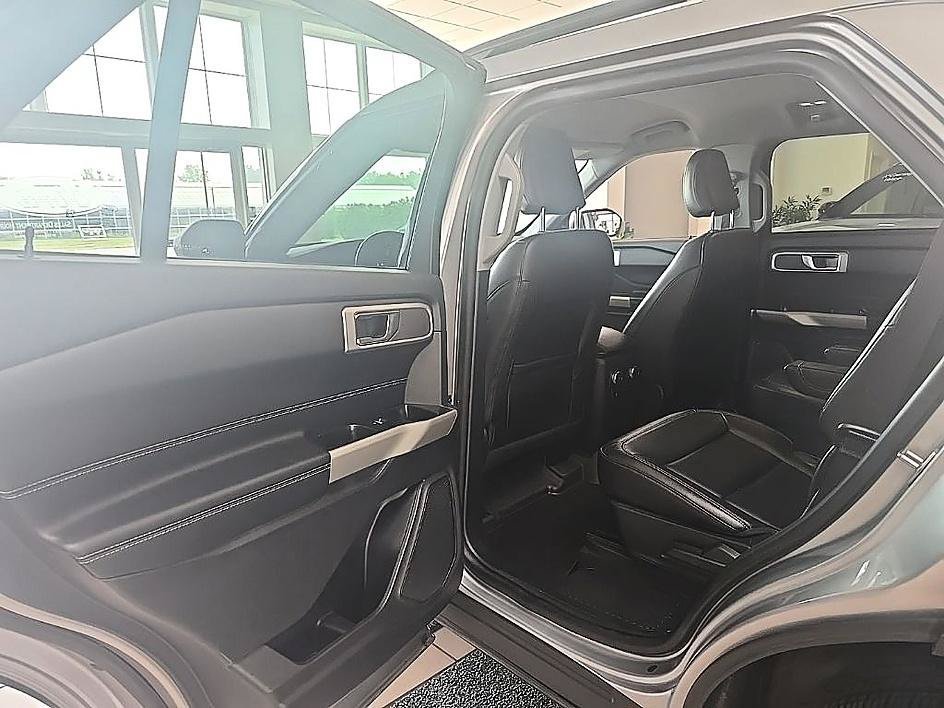 Used 2021 Ford Explorer XLT w/ Equipment Group 202A AWD/4WD image 26