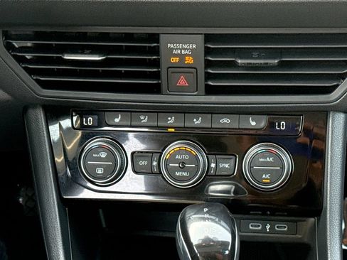 Used 2024 Volkswagen Jetta SE w/ Panoramic Sunroof Package FWD image 17