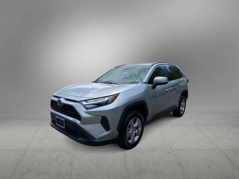 Used 2025 Toyota RAV4 XLE AWD/4WD image 4
