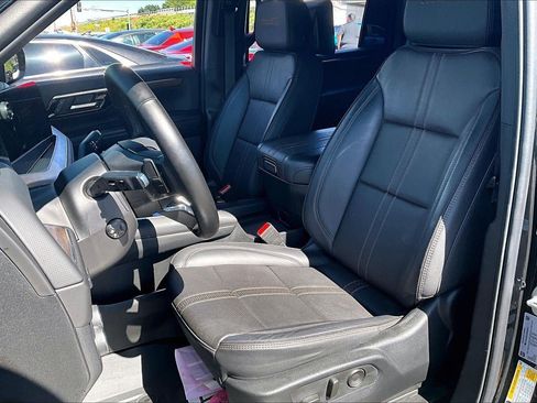 Used 2025 Chevrolet Suburban High Country AWD/4WD image 22