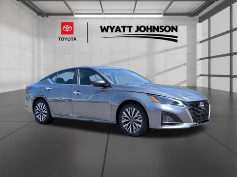Used 2024 Nissan Altima 2.5 SV FWD image 6