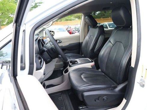 Used 2022 Chrysler Pacifica Touring-L FWD image 10
