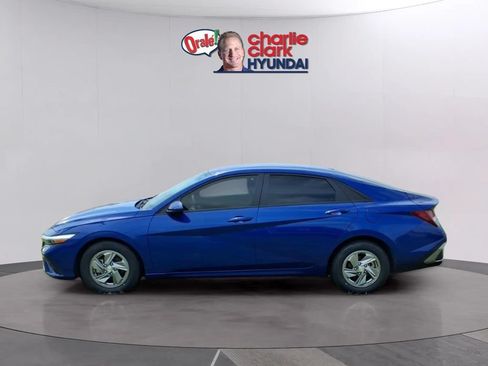 Used 2025 Hyundai Elantra SE FWD image 2