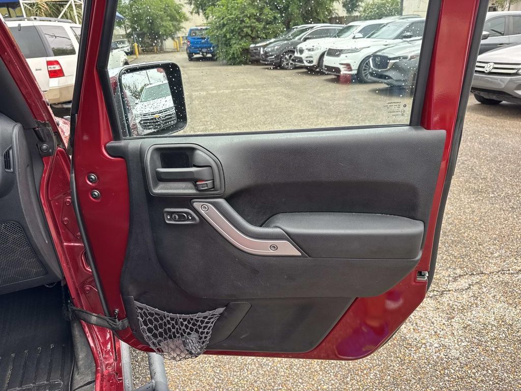 Used 2013 Jeep Wrangler Unlimited Rubicon w/ Connectivity Group AWD/4WD image 14