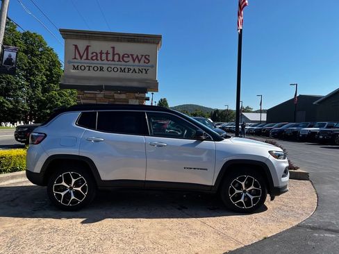Used 2025 Jeep Compass Limited AWD/4WD image 4