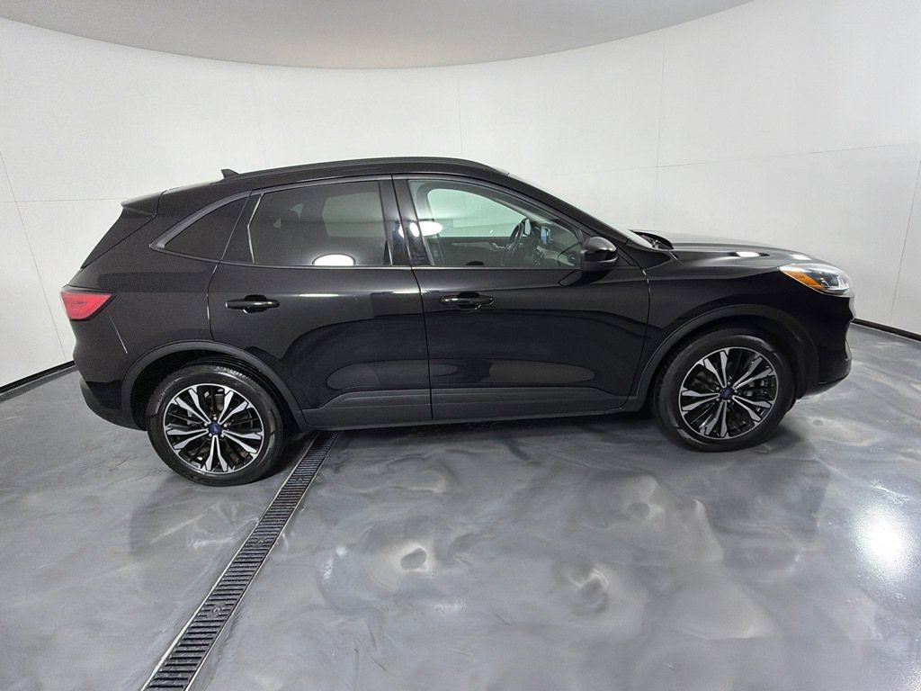 Used 2021 Ford Escape SE w/ SE Sport Appearance Package AWD/4WD image 4