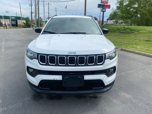 Used 2024 Jeep Compass Latitude AWD/4WD image 2