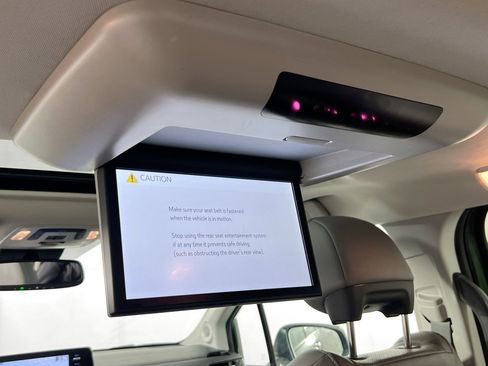 Used 2022 Toyota Sienna Limited image 26