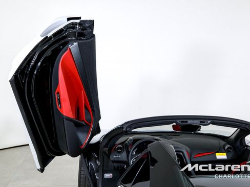 Used 2026 McLaren 750S Spider RWD image 12