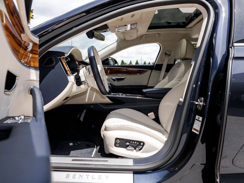 Certified 2024 Bentley Flying Spur V8 image 35
