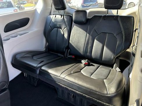 Used 2024 Chrysler Pacifica Touring-L image 12