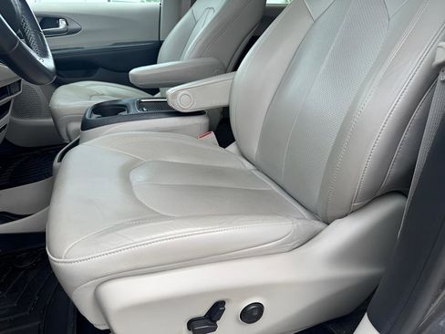 Used 2021 Chrysler Pacifica Touring-L FWD image 17
