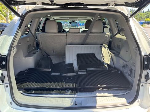 Used 2019 Toyota Highlander XLE AWD/4WD image 7