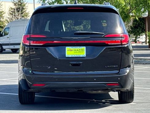 Used 2025 Chrysler Pacifica Limited image 12