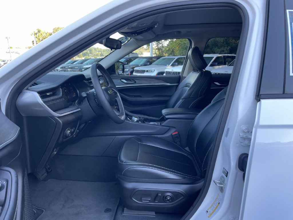 Used 2023 Jeep Grand Cherokee Limited AWD/4WD image 26