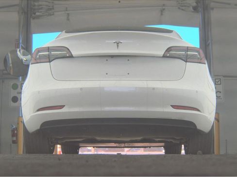 Used 2018 Tesla Model 3 Mid Range image 2