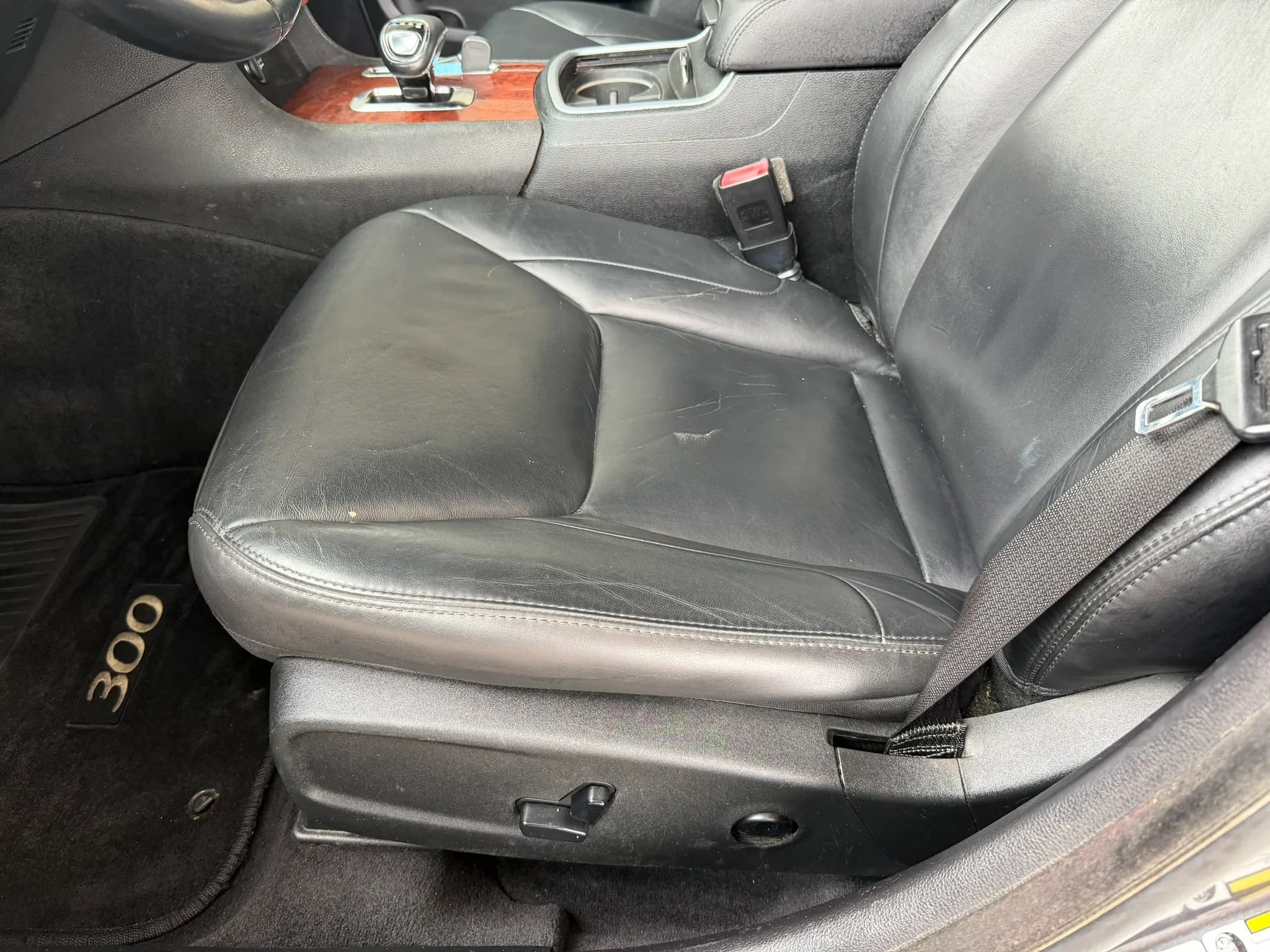 Used 2013 Chrysler 300 RWD image 9
