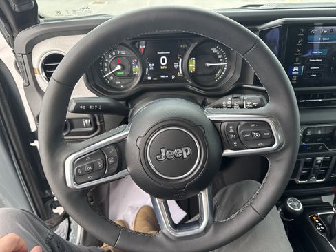 Used 2025 Jeep Wrangler Sahara image 15