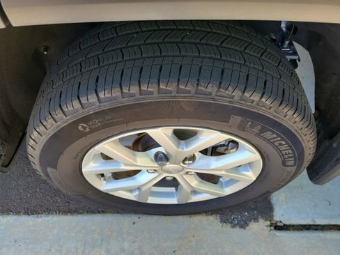 Used 2023 Jeep Grand Cherokee L Limited w/ Luxury Tech Group II image 7