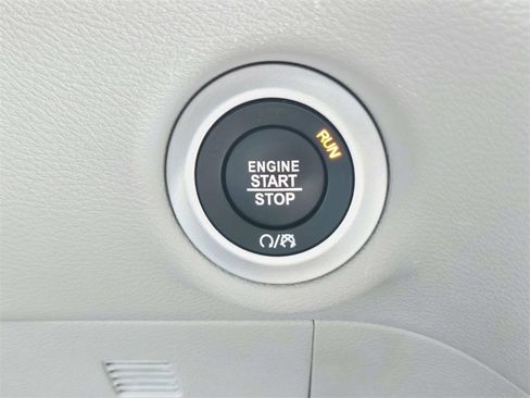 Used 2024 Chrysler Pacifica Touring-L image 33