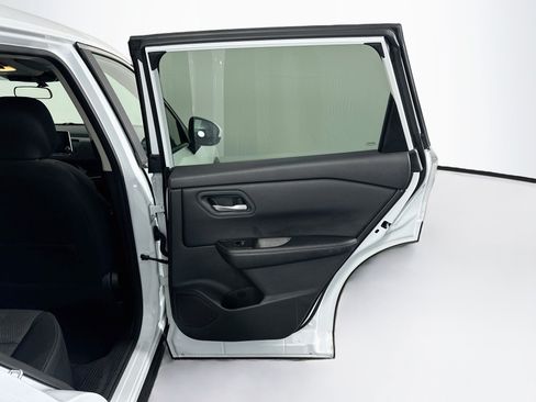 Used 2025 Nissan Rogue SV AWD/4WD image 32