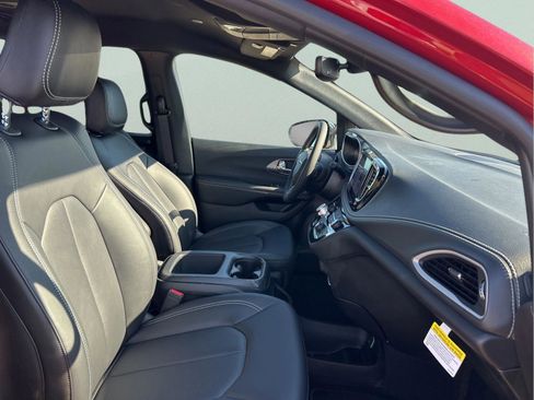New 2026 Chrysler Pacifica Select image 28