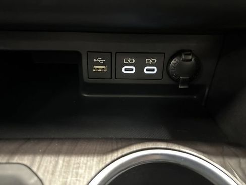 Used 2024 Toyota Highlander Limited image 23