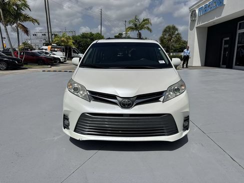 Used 2020 Toyota Sienna XLE w/ XLE Navigation Package FWD image 8