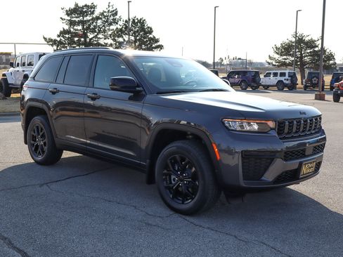 New 2026 Jeep Grand Cherokee Altitude AWD/4WD image 4