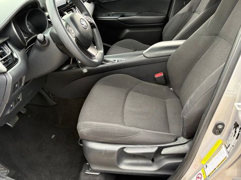 Used 2019 Toyota C-HR XLE image 26