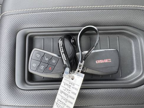 Used 2023 GMC Yukon XL SLT AWD/4WD image 18