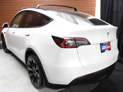 Used 2022 Tesla Model Y Long Range image 10