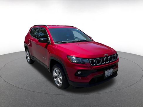 Used 2025 Jeep Compass Latitude AWD/4WD image 3
