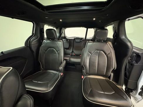 Certified 2025 Chrysler Pacifica Limited image 20