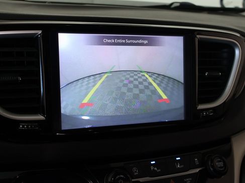 Used 2022 Chrysler Pacifica Touring-L FWD image 6
