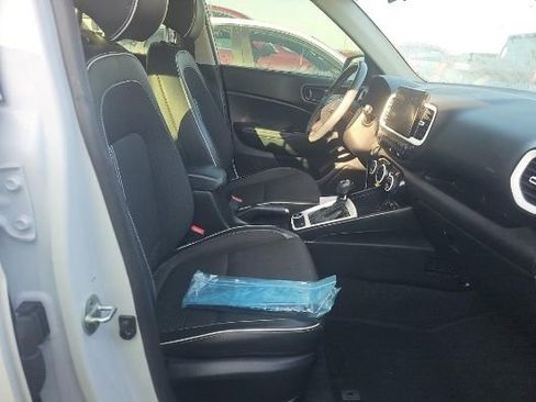 Used 2022 Hyundai Venue Limited image 5