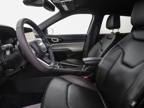 Used 2024 Jeep Compass Limited image 11