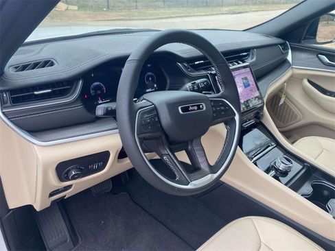 New 2025 Jeep Grand Cherokee Limited w/ Luxury Tech Group II image 46