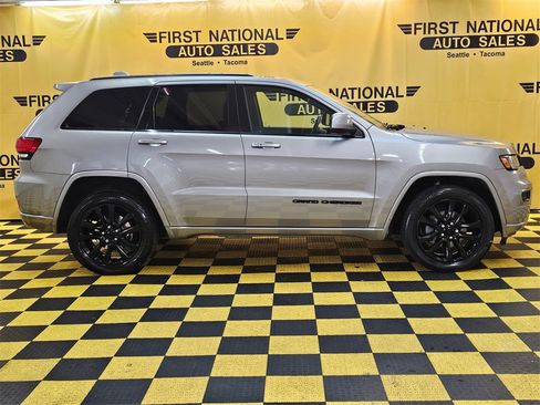 Used 2018 Jeep Grand Cherokee Altitude image 2
