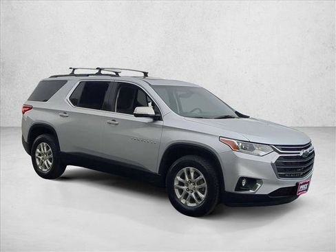 Used 2020 Chevrolet Traverse LT FWD image 2