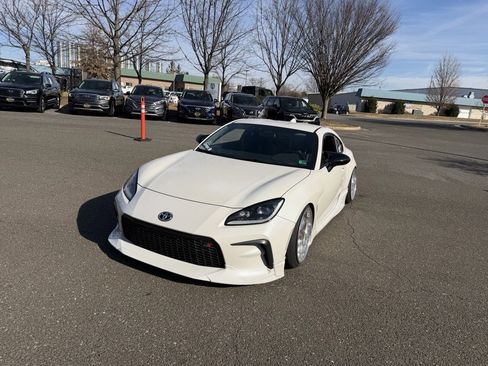 Used 2023 Toyota GR86 Premium w/ ALL Weather Mat Package (TMS) image 3