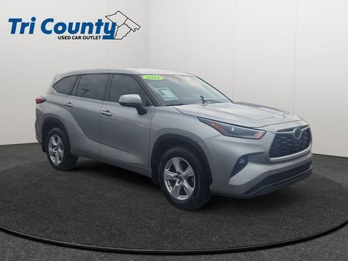 Used 2021 Toyota Highlander LE AWD/4WD image 1