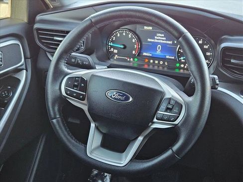 Used 2022 Ford Explorer XLT image 11