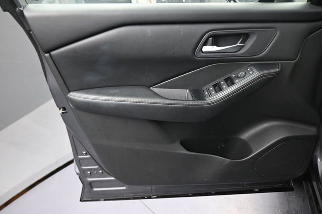 Used 2024 Nissan Rogue SV FWD image 21
