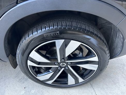 Certified 2025 Volvo XC40 B5 Plus image 4