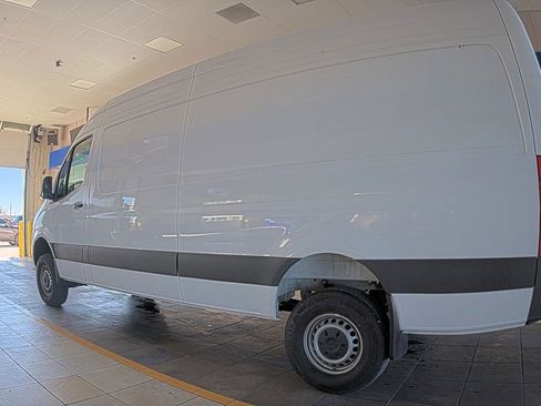 Used 2024 Mercedes-Benz Sprinter 2500 image 4